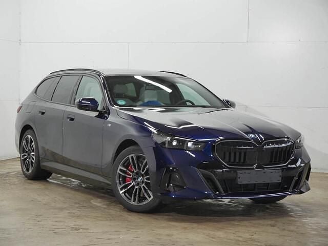 Blauw Gebruikt 2025 BMW 550e M Sport Stationwagen | € 87.895 (Super prijs) - Afbeelding 1/4