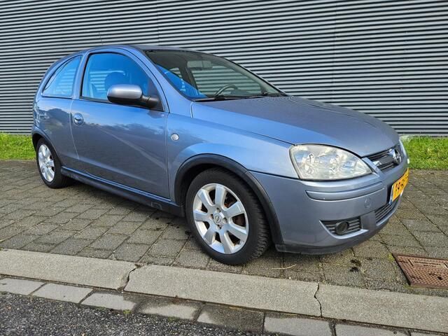 Grijs Gebruikt 2006 Opel Corsa Cosmo Hatchback | € 2.450 (Eerlijke prijs) - Afbeelding 1/4
