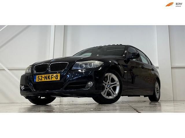 Zwart Occasion 2009 BMW 318 Executive Sedan | € 6.994 (Iets duurder) - Afbeelding 1/3