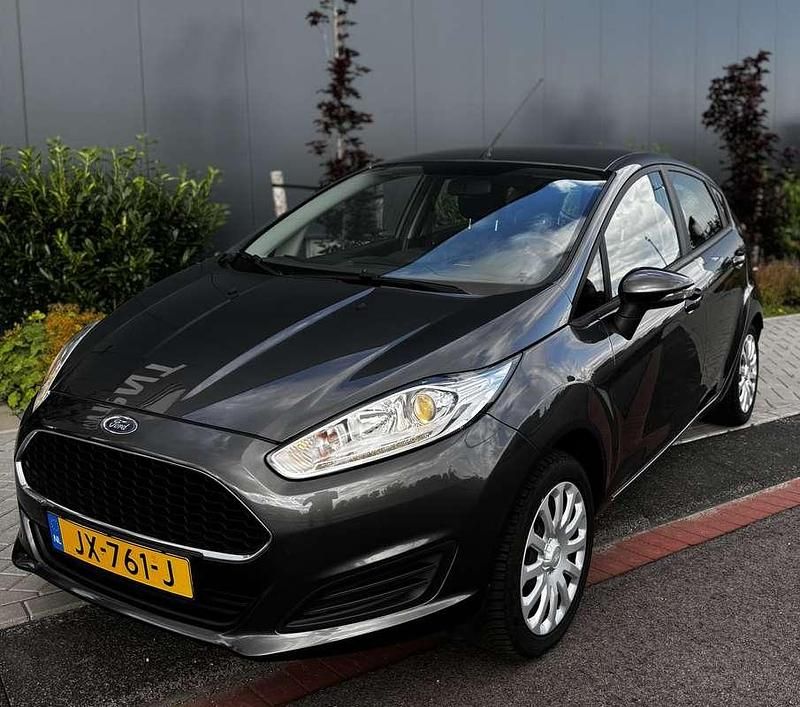 Grijs Gebruikt 2016 Ford Fiesta Style Hatchback | € 6.500 (Eerlijke prijs) - Afbeelding 1/4