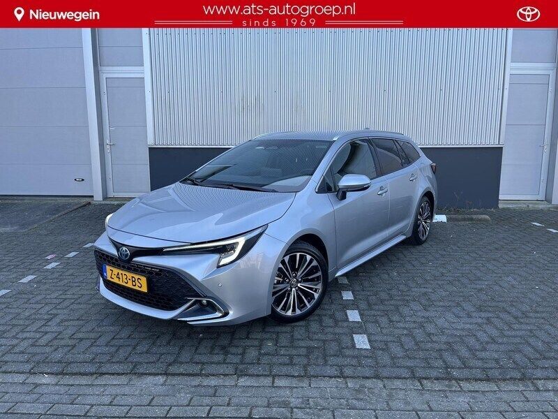 Grijs Gebruikt 2024 Toyota Corolla Plus Stationwagen | € 33.750 (Iets duurder) - Afbeelding 1/4