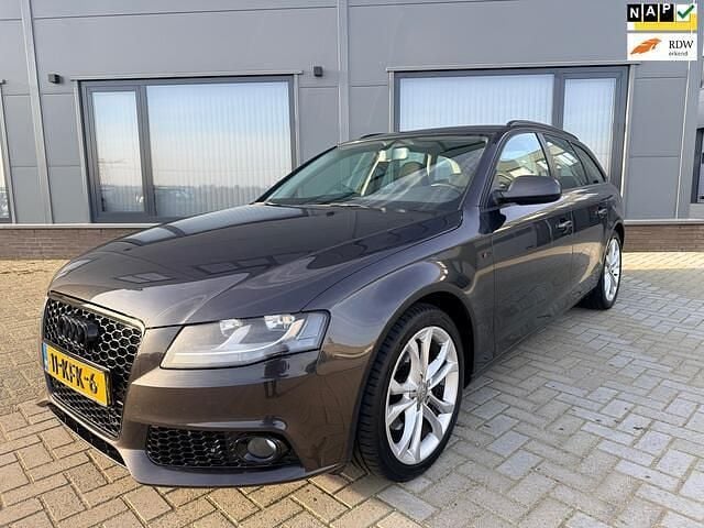 Grijs (metallic) Gebruikt 2009 Audi A4 Business Stationwagen | € 3.995 (Super prijs) - Afbeelding 1/4