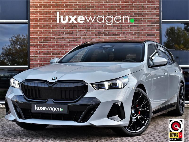 Grijs Gebruikt 2024 BMW 520 M Sport Stationwagen | € 63.900 (Super prijs) - Afbeelding 1/4