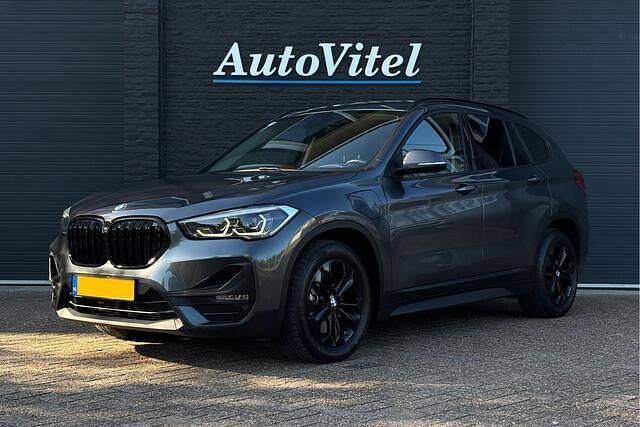 Grijs, metallic lak Gebruikt 2021 BMW X1 Advantage SUV | € 26.445 (Eerlijke prijs) - Afbeelding 1/4
