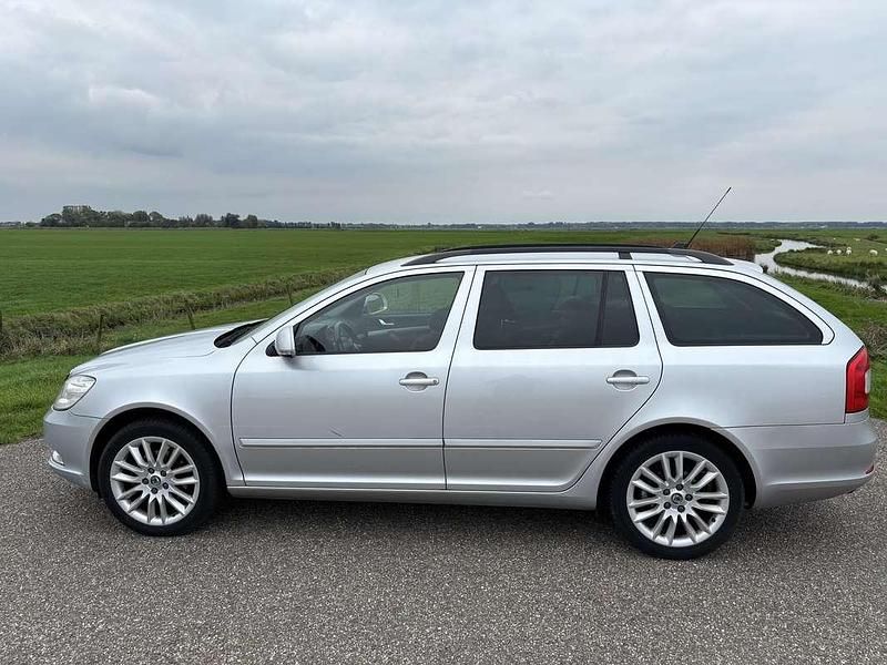 Grijs Gebruikt 2011 Skoda Octavia Ambition Stationwagen | € 5.500 (Eerlijke prijs) - Afbeelding 1/4