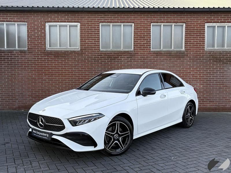 Wit Occasion 2024 Mercedes A250 AMG line Sedan | € 34.500 (Goede deal) - Afbeelding 1/4