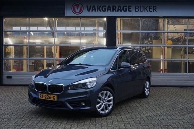 Grijs (metallic) Gebruikt 2018 BMW 218 Executive Stationwagen | € 10.500 (Super prijs) - Afbeelding 1/4