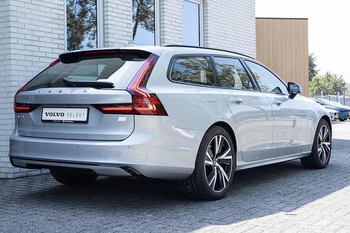 Nieuw Volvo V90 Plus 349 PK (256 kW) 2025 Grijs Stationwagen