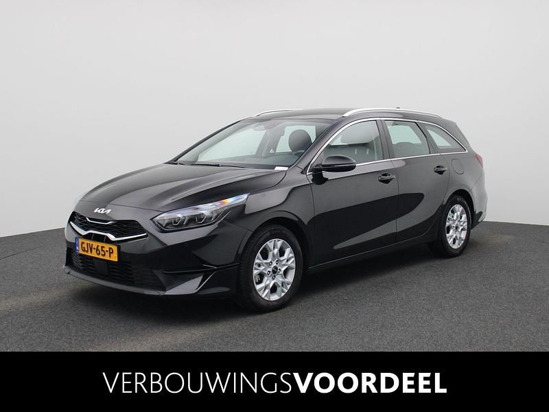 Zwart Occasion 2024 Kia Ceed Hatchback | € 25.940 (Eerlijke prijs) - Afbeelding 1/4