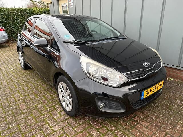 Zwart (metallic) Gebruikt 2013 Kia Rio Plus Hatchback | € 4.750 (Eerlijke prijs) - Afbeelding 1/4