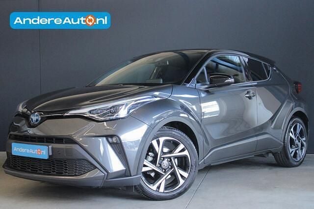 Grijs, metallic lak Gebruikt 2023 Toyota C-HR SUV | € 29.995 (Eerlijke prijs) - Afbeelding 1/4