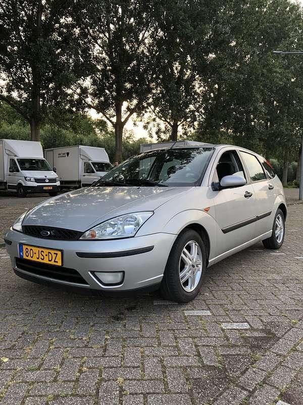Grijs Gebruikt 2002 Ford Focus Trend Hatchback | € 2.250 (Eerlijke prijs) - Afbeelding 1/4