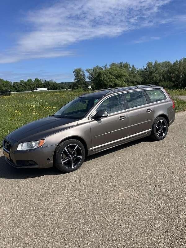 Brons Gebruikt 2009 Volvo V70 Kinetic Stationwagen | € 10.950 (Goede deal) - Afbeelding 1/4