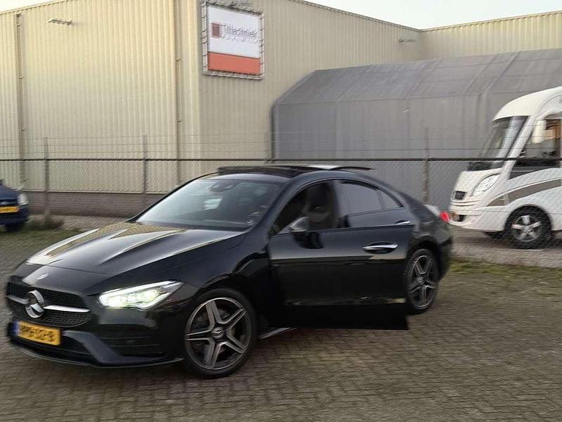 Zwart Occasion 2022 Mercedes CLA250e AMG line Sedan | € 28.500 (Super prijs) - Afbeelding 1/4