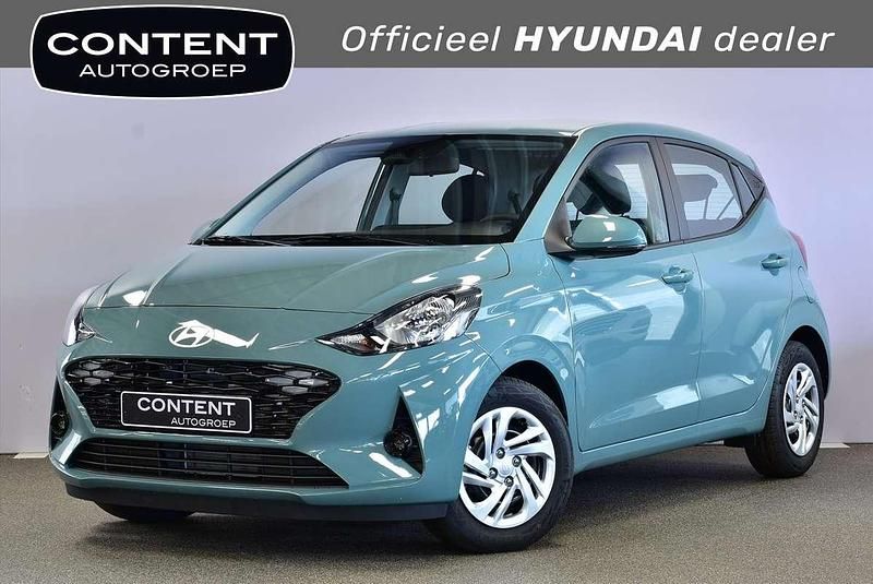 Mangrove green (groen metallic) Nieuw 2025 Hyundai i10 Comfort Hatchback | € 21.940 (Goede deal) - Afbeelding 1/4