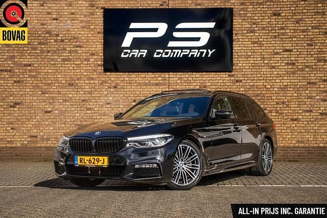 Zwart Gebruikt 2018 BMW 520 M Sport Stationwagen | € 31.950 (Iets duurder) - Afbeelding 1/4