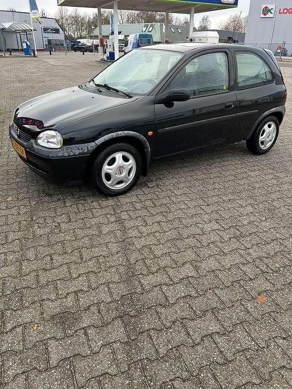 Zwart Gebruikt 1999 Opel Corsa Hatchback | € 700 (Eerlijke prijs) - Afbeelding 1/4