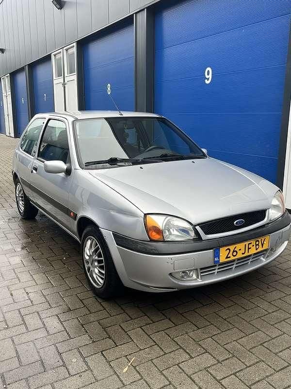 Grijs Gebruikt 2002 Ford Fiesta Collection Hatchback | € 650 (Goede deal) - Afbeelding 1/4