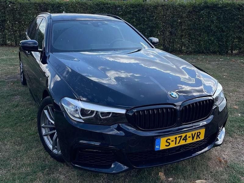Zwart Gebruikt 2020 BMW 530 Stationwagen | € 35.900 (Eerlijke prijs) - Afbeelding 1/4
