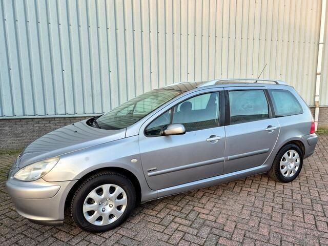 Grijs, metallic lak Gebruikt 2005 Peugeot 307 Stationwagen | € 1.295 (Iets duurder) - Afbeelding 1/4