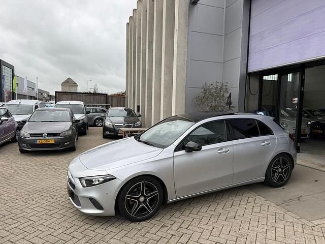 Grijs (metallic) Gebruikt 2018 Mercedes A200 Hatchback | € 21.950 (Eerlijke prijs) - Afbeelding 1/4