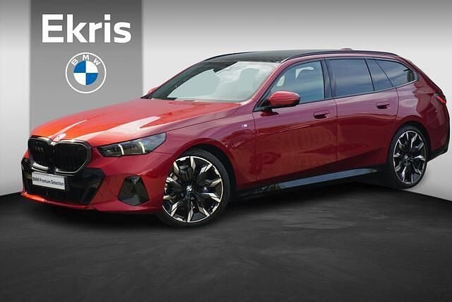 Rood Gebruikt 2025 BMW 530e M Sport Stationwagen | € 88.822 - Afbeelding 1/4