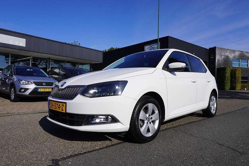 Wit Gebruikt 2015 Skoda Fabia Ambition Hatchback | € 9.945 (Eerlijke prijs) - Afbeelding 1/4