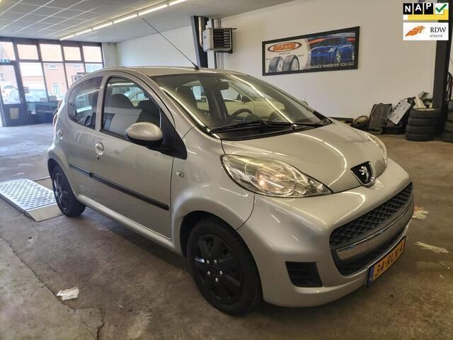 Grijs Gebruikt 2011 Peugeot 107 Sportium Hatchback | € 1.799 (Goede deal) - Afbeelding 1/4