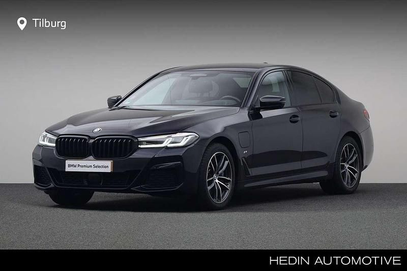 Zwart, metallic lak Gebruikt 2021 BMW 530 Comfort Edition Sedan | € 41.880 (Eerlijke prijs) - Afbeelding 1/4