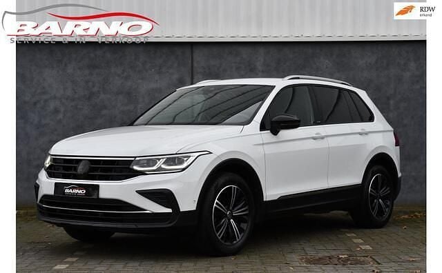 Wit (metallic) Occasion 2021 VW Tiguan Active SUV | € 26.999 (Super prijs) - Afbeelding 1/4
