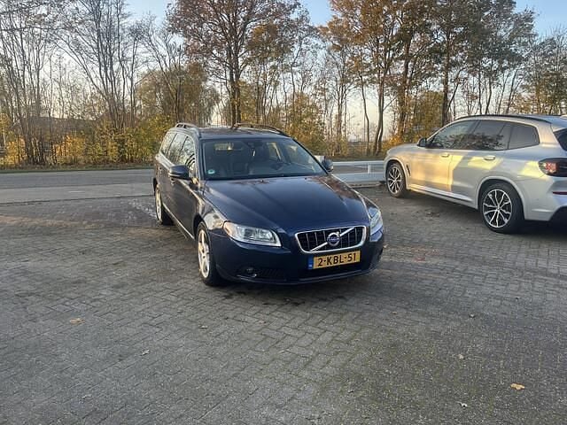 Blauw (metallic) Gebruikt 2013 Volvo V70 Stationwagen | € 9.944 (Goede deal) - Afbeelding 1/4