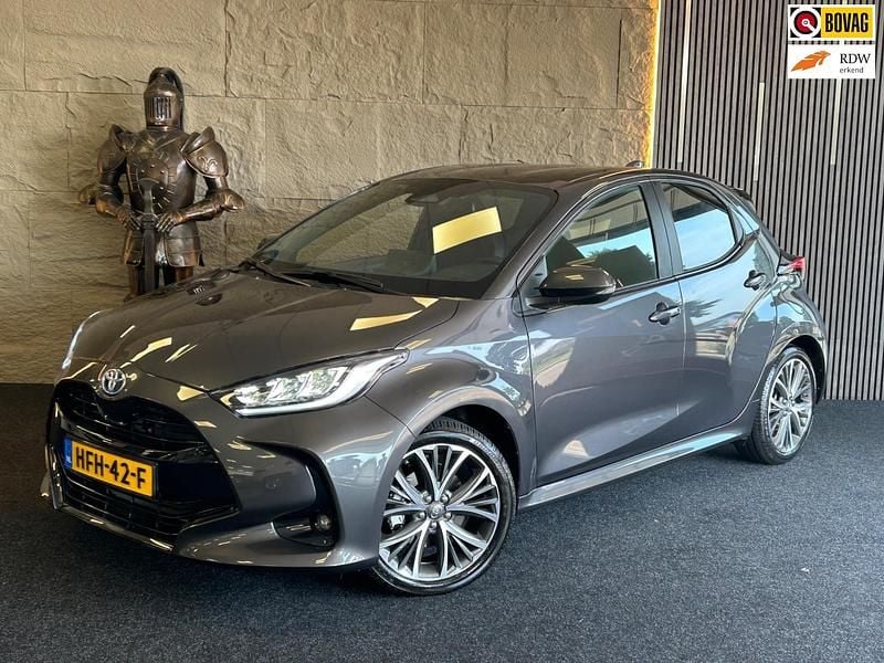 Grijs Gebruikt 2024 Toyota Yaris Sport Hatchback | € 22.999 (Super prijs) - Afbeelding 1/4