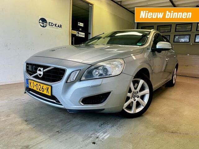 Grijs, metallic lak Gebruikt 2013 Volvo V60 Stationwagen | € 6.695 (Eerlijke prijs) - Afbeelding 1/4