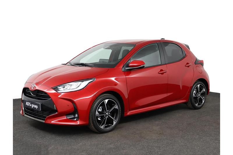 Rood Gebruikt 2025 Toyota Yaris Hybrid Executive Hatchback | € 35.450 (Duur) - Afbeelding 1/1