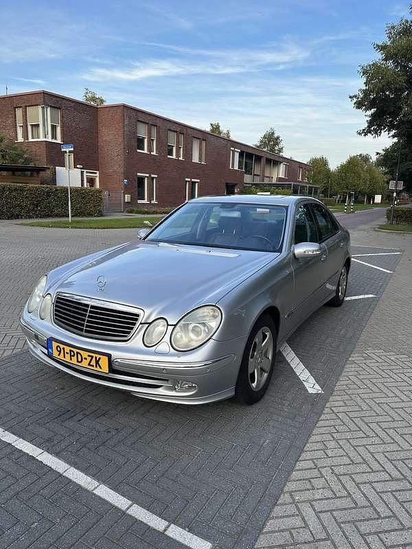 Grijs Gebruikt 2004 Mercedes E320 Avantgarde Sedan | € 6.950 (Iets duurder) - Afbeelding 1/4