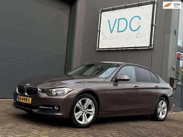 Bruin Gebruikt 2015 BMW 316 Executive Sedan | € 11.900 (Goede deal) - Afbeelding 1/4