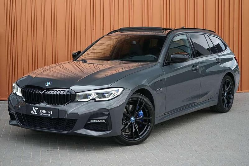 Grijs Gebruikt 2022 BMW 330e M Sport Stationwagen | € 41.950 (Iets duurder) - Afbeelding 1/4
