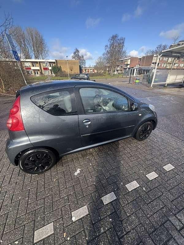Occasion Peugeot 107 68 PK (50 kW) 2009 Grijs Hatchback