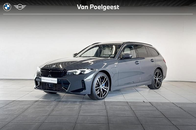 Grijs, metallic lak Gebruikt 2024 BMW 320e M Sport Stationwagen | € 49.895 (Duur) - Afbeelding 1/4