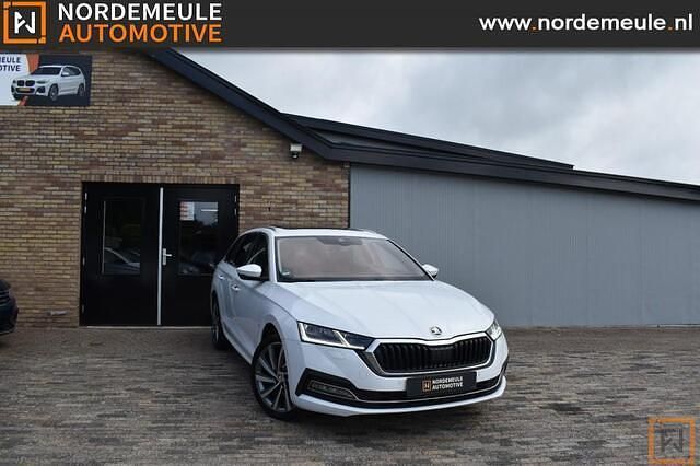 Wit, andere lak Gebruikt 2021 Skoda Octavia Style Hatchback | € 19.900 (Iets duurder) - Afbeelding 1/4