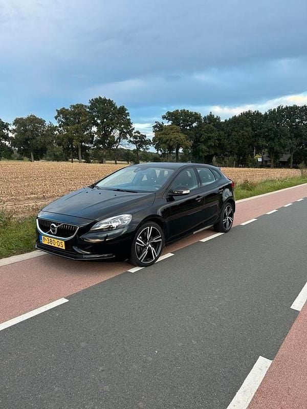 Zwart Gebruikt 2017 Volvo V40 Kinetic Stationwagen | € 15.999 (Super prijs) - Afbeelding 1/4