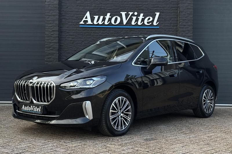 Zwart Gebruikt 2022 BMW 218 Comfort Edition Stationwagen | € 31.845 (Duur) - Afbeelding 1/3