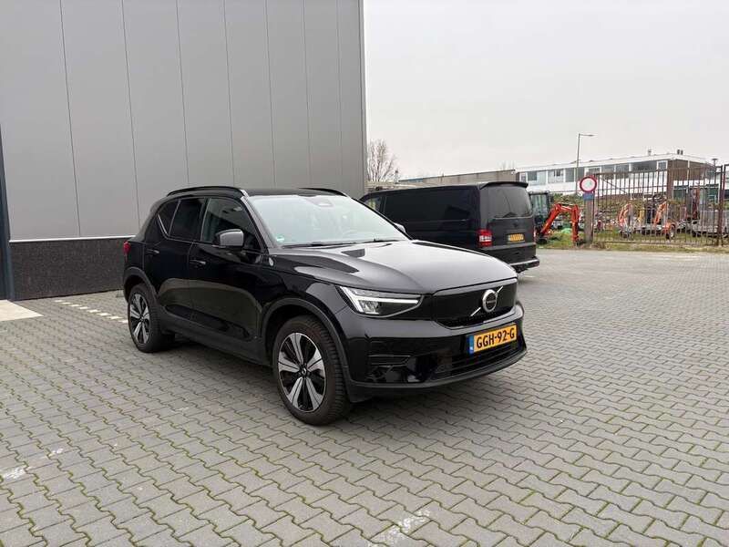 Zwart Gebruikt 2023 Volvo XC40 Plus SUV | € 39.999 (Goede deal) - Afbeelding 1/4