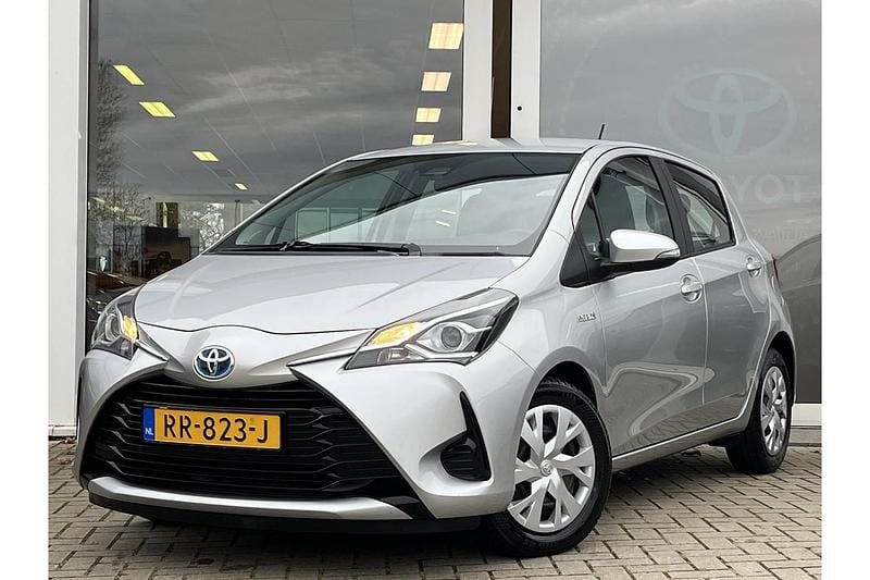 Grijs Occasion 2018 Toyota Yaris Hybrid Hatchback | € 16.249 (Eerlijke prijs) - Afbeelding 1/1