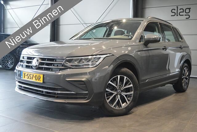 Grijs Gebruikt 2022 VW Tiguan Life SUV | € 28.900 - Afbeelding 1/4