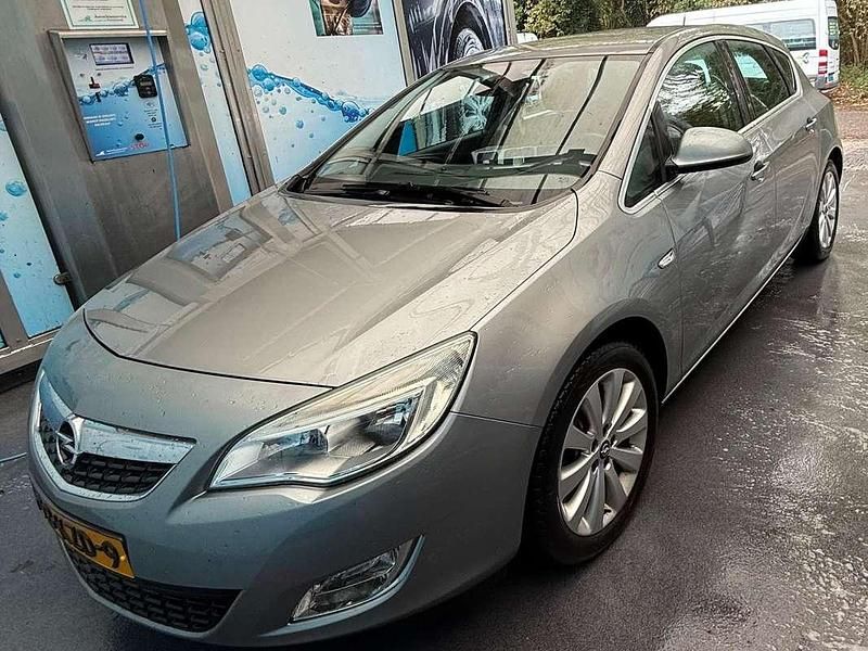 Grijs Gebruikt 2010 Opel Astra Cosmo Sedan | € 6.000 (Eerlijke prijs) - Afbeelding 1/4