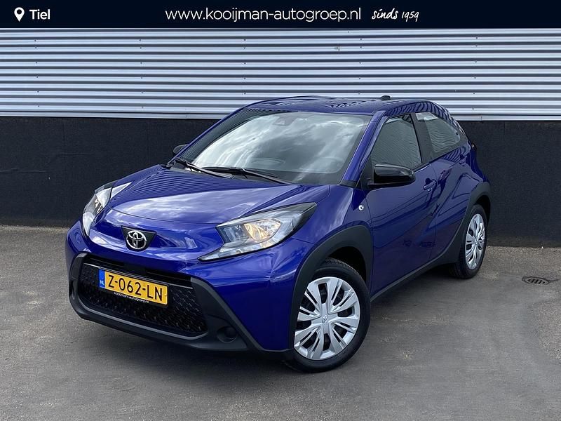 Blauw, metallic lak Gebruikt 2024 Toyota Aygo X Play SUV | € 17.899 - Afbeelding 1/4