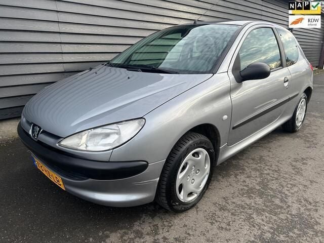 Grijs Gebruikt 2002 Peugeot 206 Hatchback | € 1.445 (Eerlijke prijs) - Afbeelding 1/4