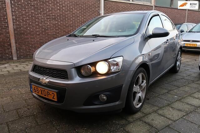 Grijs Occasion 2012 Chevrolet Aveo LTZ Sedan | € 4.500 (Eerlijke prijs) - Afbeelding 1/4