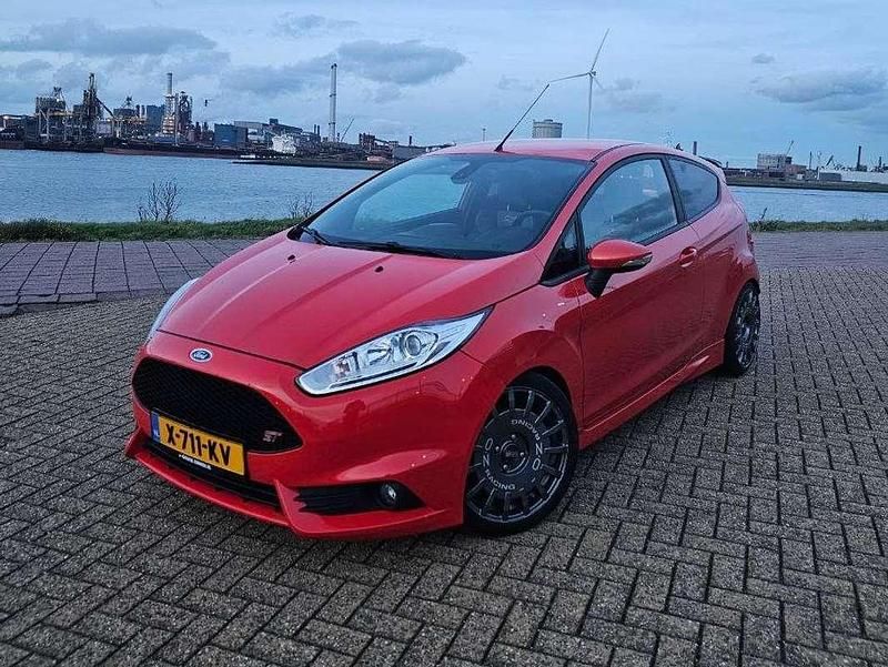 Rood Gebruikt 2017 Ford Fiesta Style Hatchback | € 11.499 (Eerlijke prijs) - Afbeelding 1/4